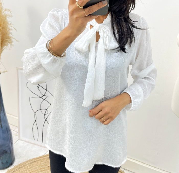 BLOUSE NOUÉE AU COL
